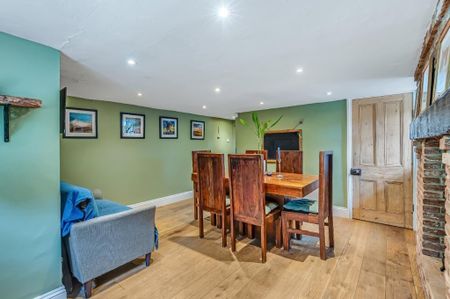 4 bedroom end of terrace house to rent - Photo 3