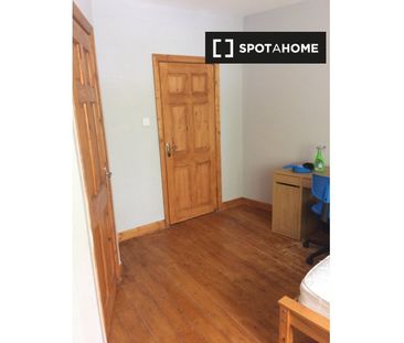 Room for rent in 4-bedroom apartment in Glasnevin, Dublin - Photo 3