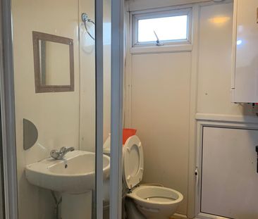 studio flat with seperate kitchen - £1200 pcm - Photo 5