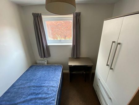 1 bedroom in a house share to rent - Photo 3