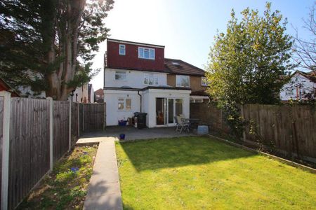 1 bedroom in a house share to rent - Photo 2