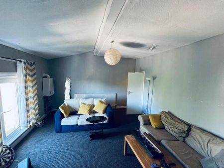 3 bedroom flat to rent - Photo 2