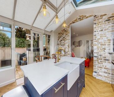 Stylish & contemporary maisonette flooded with natural light - Photo 3