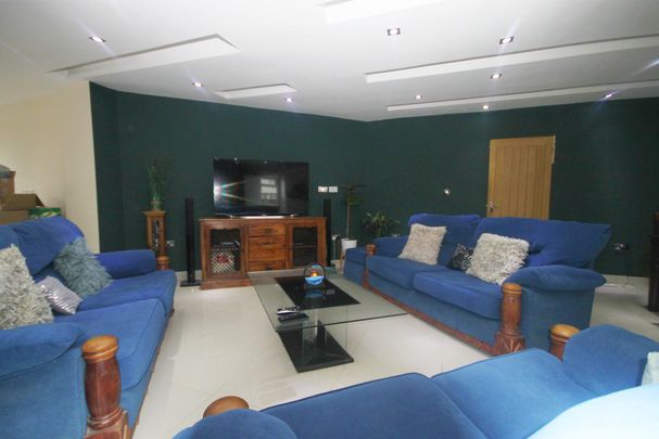 Owen Close, Northolt - Photo 1