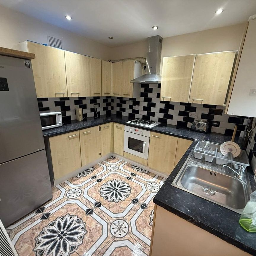 3 Bed Flat, Bristol Road, B29 - Photo 1