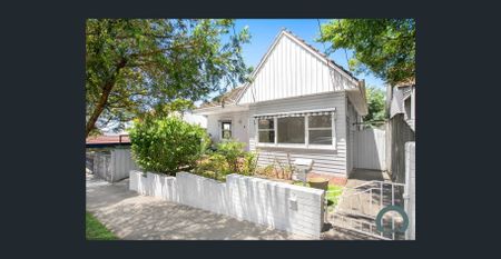 Single-Level Home in Convenient Mosman Location - Photo 2