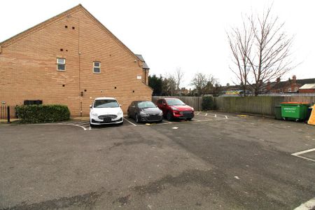 1 bedroom in a house share to rent - Photo 3