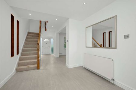 An impressive 5 bedroom gated home in Esher. - Photo 2