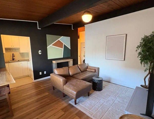 Furnished artsy/mid century chalet near Mardaloop. — 1 Bedroom Townhouse - Photo 1