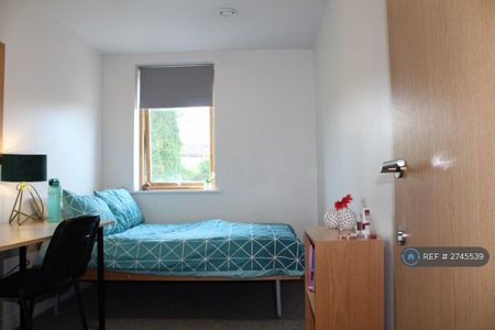 4 bedroom flat to rent - Photo 3