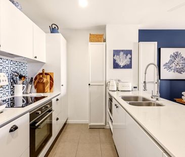 Spacious East-Facing 2 Bedroom Apartment with Skyline Views - Photo 5