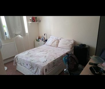 Wide and airy double room in NW4 4LR 16 Hendale Avenue - Photo 3