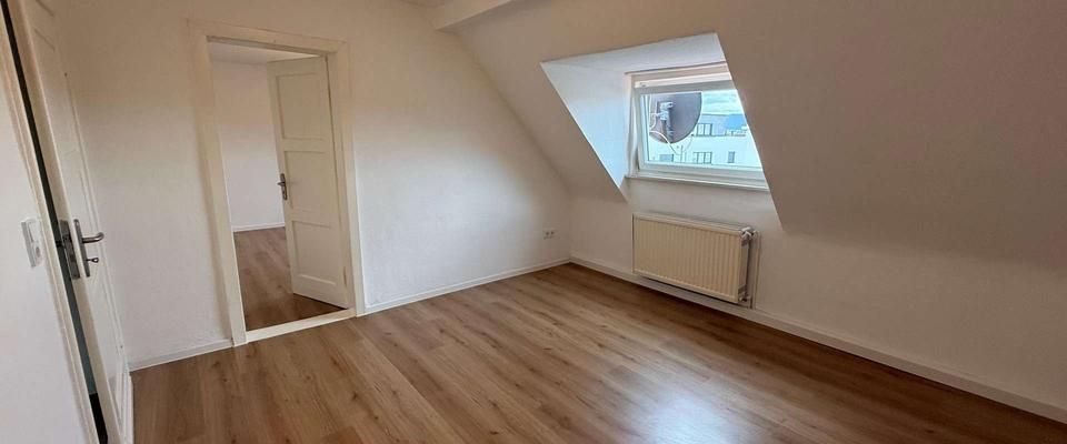 Großzügige 3-Zimmer-Dachgeschosswohnung in sehr guter, zentraler Wohnlage im beliebten Gelnhausen - Photo 1