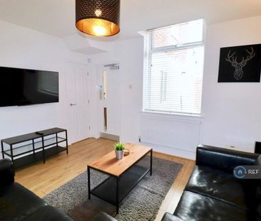 4 bedroom end of terrace house to rent - Photo 1