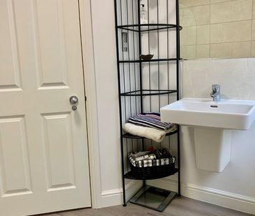 2 Bed Flat, Royal Parade, TW9 - Photo 3