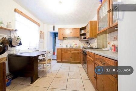 1 bedroom in a house share to rent - Photo 2