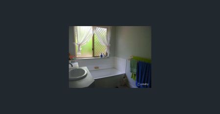 Family Home Opposite Ashgrove Golf Course - Photo 3