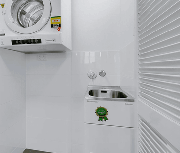Spacious 2 Bedroom Apartment in small complex (Unfurnished) - Photo 1