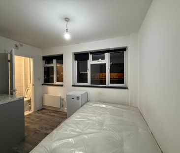 Studio Flat, High Road, IG1 - Photo 2