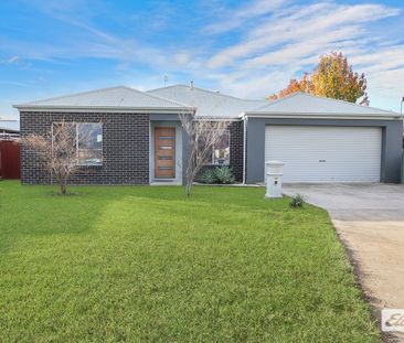 Modern 3-Bedroom Townhouse with Double Remote Garage - Photo 6