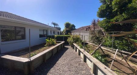 A spacious family home in a desirable Oakura location - Photo 3