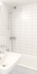 "Living near the city center and train station guaranteed!" - Photo 4