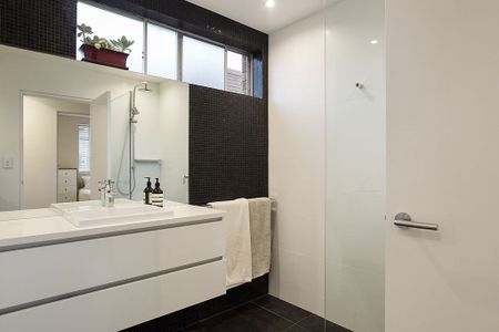Top Floor Apartment with Exclusive Rooftop Access - Photo 4