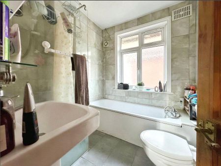 4 bedroom flat to rent - Photo 2