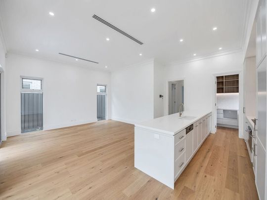 Brand new luxury family home - Photo 1