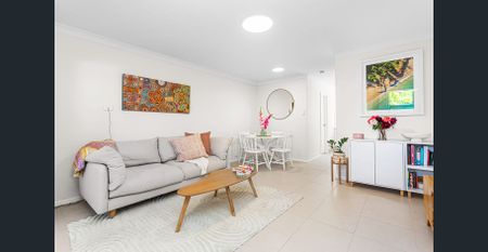 Quiet 2x1 townhouse with TWO courtyards + lush communal garden - Photo 2