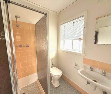 LIGHT-FILLED TOP-FLOOR APARTMENT IN A SUPERB FAIRFIELD LOCATION - Photo 4