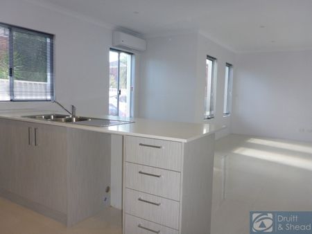 Modern Townhouse in excellent location - Photo 2