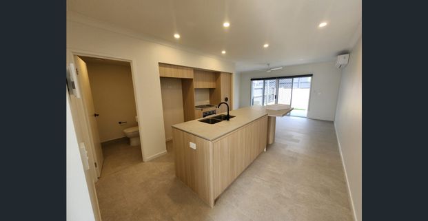 Modern 3-Bed Townhome with Pool Access in Prestigious Munro by Azure Estate - Photo 1