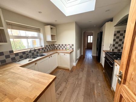 3 bedroom semi-detached house to rent - Photo 5