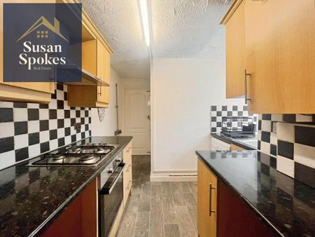 3 bedroom flat to rent - Photo 4