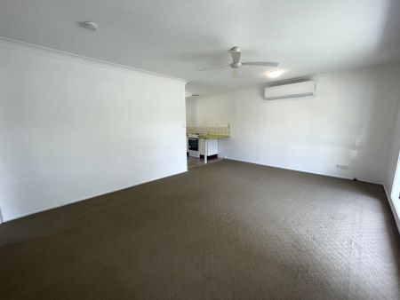 4 bedroom home in the heart of Budgewoi - Photo 2