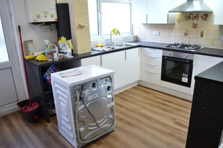 4 bedroom terraced house to rent - Photo 3