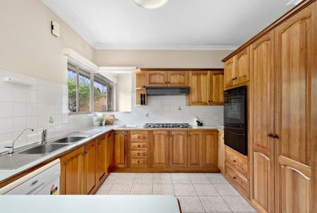 Spacious family home close to Chadstone SC - 6 month lease only - Photo 5