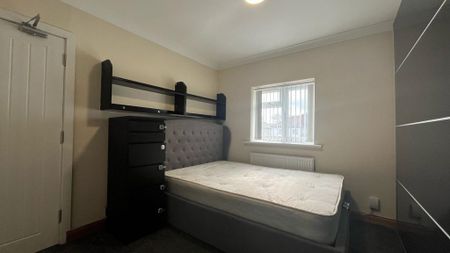 5 bedroom semi-detached house to rent - Photo 4