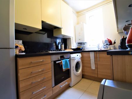 Room in a Shared House, Hillcrest Court, NW2 - Photo 4