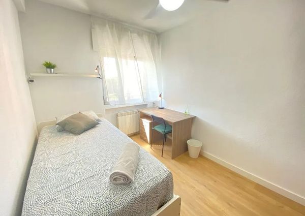 Calle de Sierra Carbonera, Madrid, Community of Madrid 28053