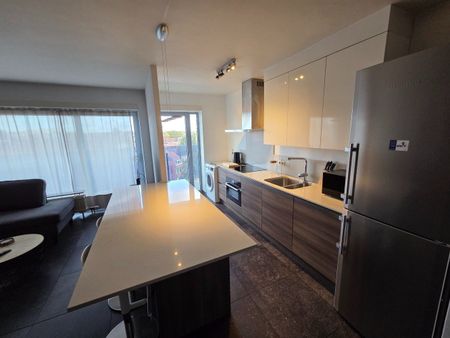 Volledig gerenoveerd tweeslaapkamer appartement inclusief garagebox en terras op toplocatie! - Foto 3