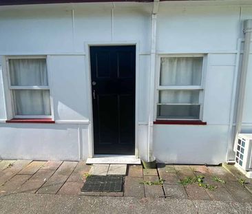 Henderson, Studio - Photo 3