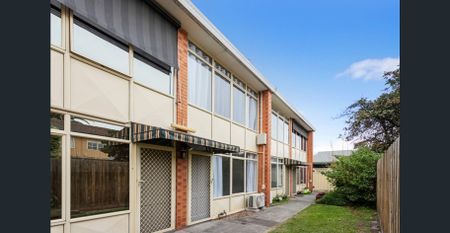 Stylish two storey 1 bedroom apartment close to Shops, Restaurants and Transport - Photo 5