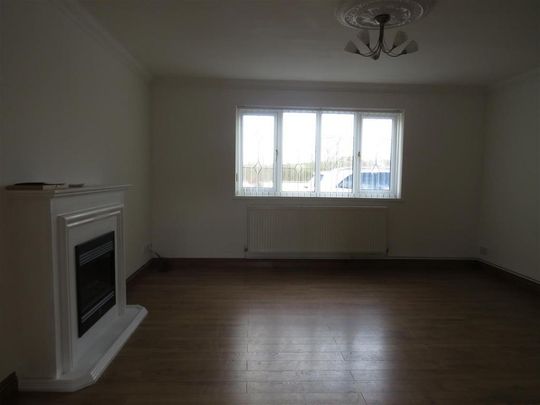 5 bedroom detached bungalow to rent - Photo 1