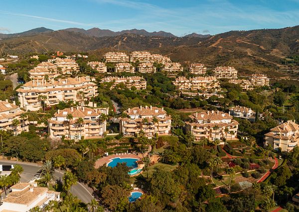 Fantastic apartment in Elviria Hills with views of the sea and the mountains