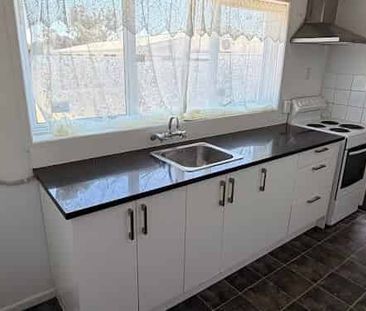 Tidy Papatoetoe studio! - Photo 2