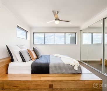 Stunning modern three level townhome is popular area - Photo 2