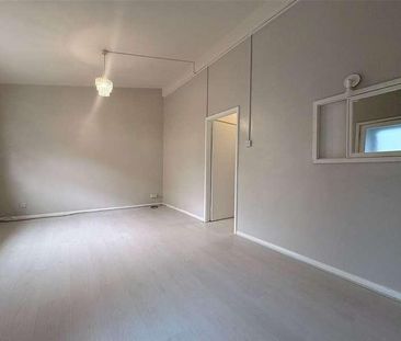 The Parade, Reading Road, Yateley, GU46 - Photo 6