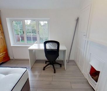 4 bedroom semi-detached house to rent - Photo 6